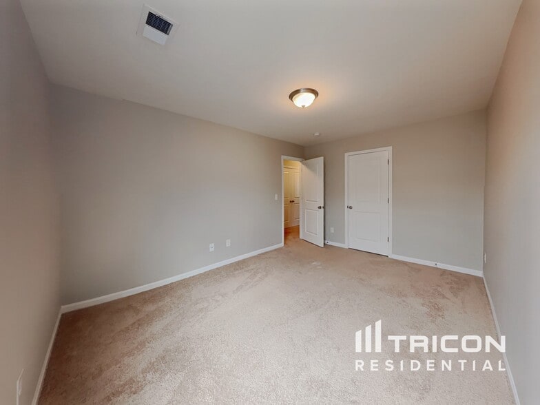 Building Photo - 228 Elmhaven Dr