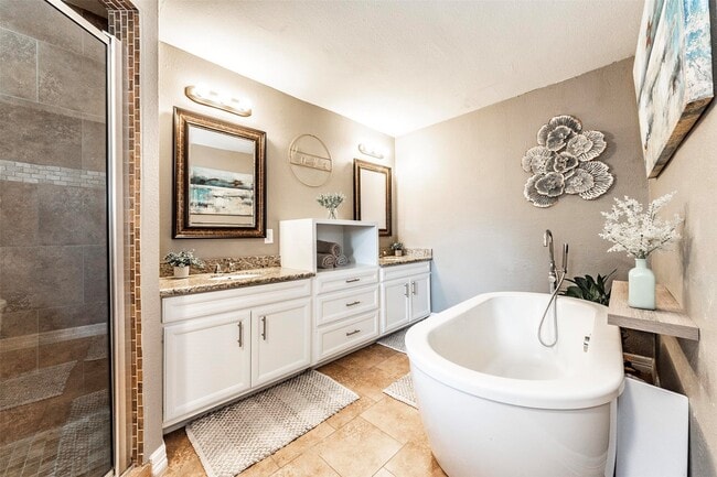 Building Photo - 11 10th Ave N