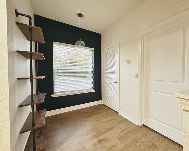 Building Photo - 1736 W Walnut St