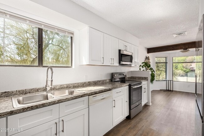 Building Photo - 15604 E Mustang Dr