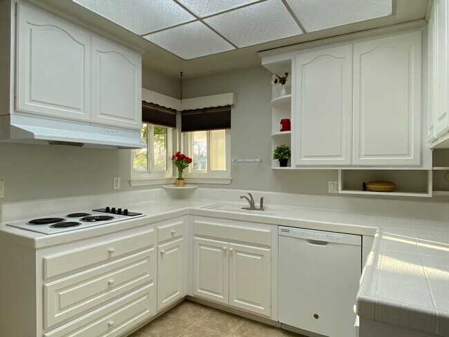 Building Photo - Beautiful 3 BDRM, 2 BATH Home w/ American ...