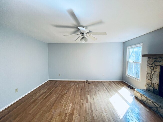 Building Photo - 2-Bedroom Townhouse with Garage & Pool on ...