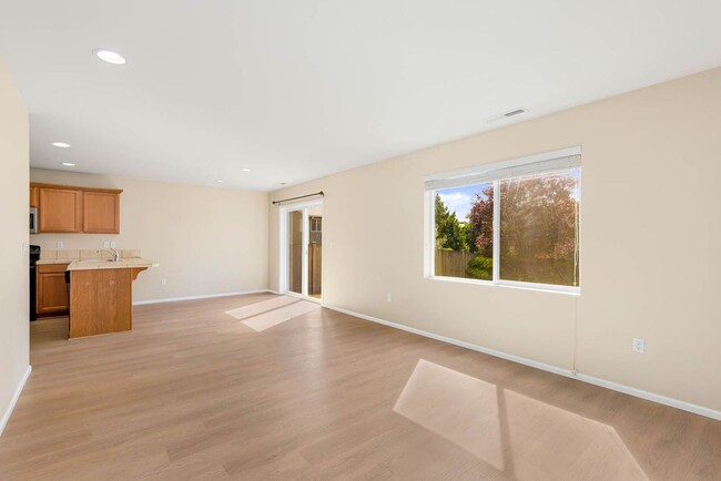 Building Photo - Centrally located 3 Bed/2-1/2 Bath Kenmore...