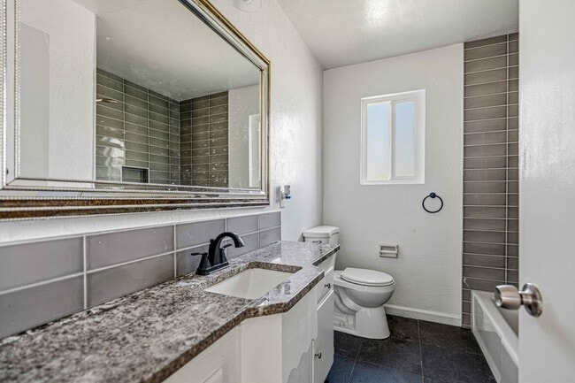 Building Photo - 1415 W Roseburg Ave