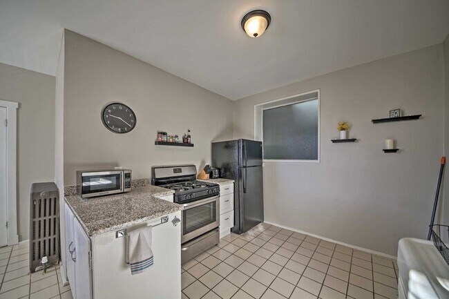 Building Photo - Surprisingly Spacious Apartment with ALL u...