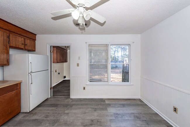 Building Photo - 2 Bedroom, 1.5 Bathroom Townhome - Summerville