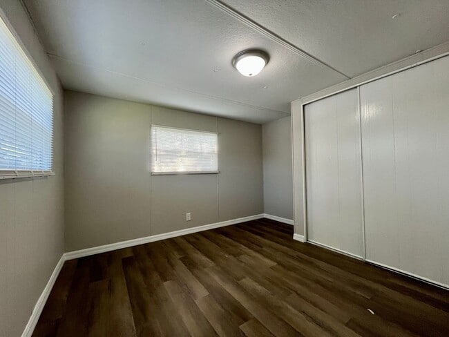 Building Photo - 2 Bed 2 Bath Thonotosassa! New paint throu...