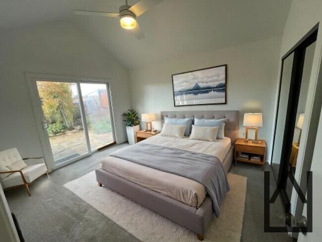 Building Photo - 2 bed 2 bath single family residence. AVAILABLE 5/16