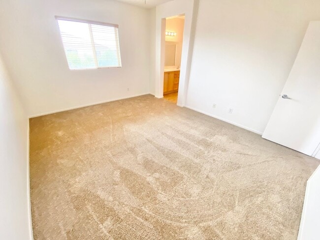Building Photo - CUTE 3 BEDROOM / 2.5 BATHROOMS, TOWNHOME W...