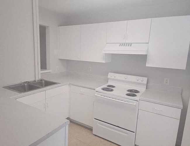 Building Photo - RENT SPECIAL! LOCATION, LOCATION, LOCATION! ONLY MINUTES TO WRIGHTSVILLE BEACH, CENTRAL TO ALL IL...