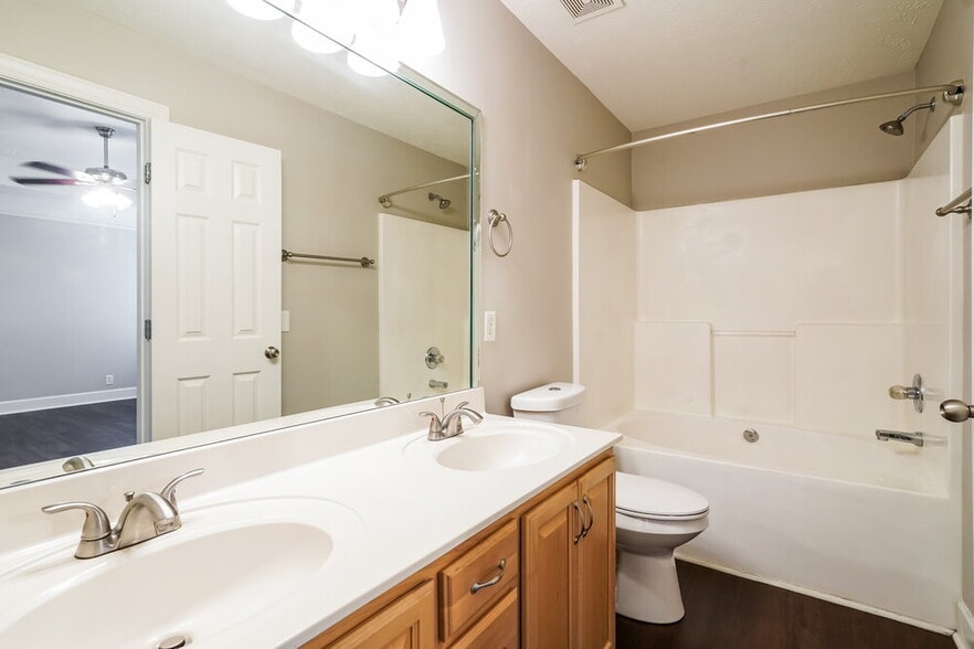 Building Photo - 1636 Bridgecrest Dr