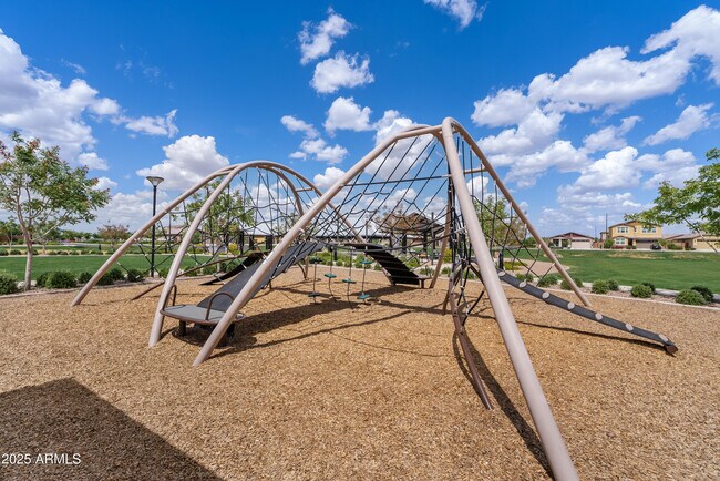 Building Photo - 2204 E Kelly Dr