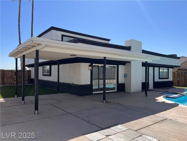Building Photo - Stylish 4-Bed Home with Pool, Spa & No HOA...