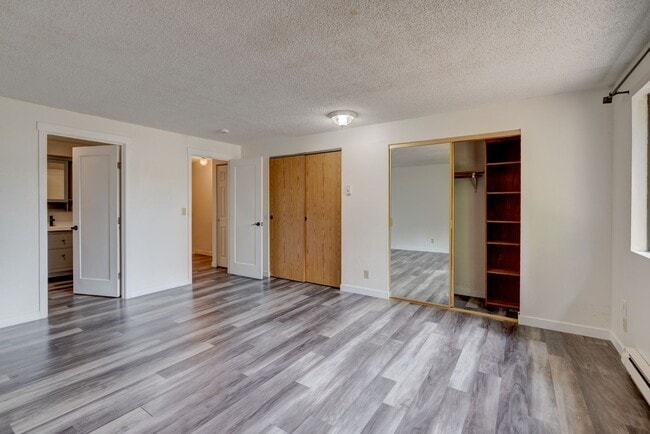 Building Photo - 2 bedroom/1.5 bathroom townhouse