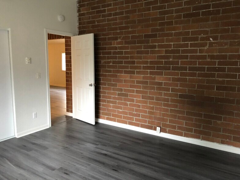 Building Photo - 1114 33rd St SE