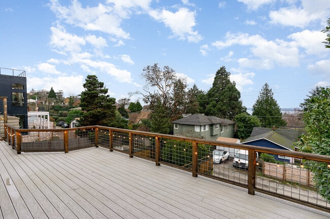 Building Photo - 6525 39th Ave SW