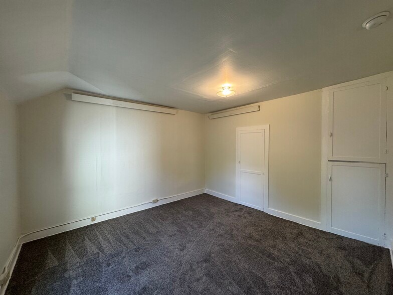 Building Photo - 1006 1/2 Therbrook St