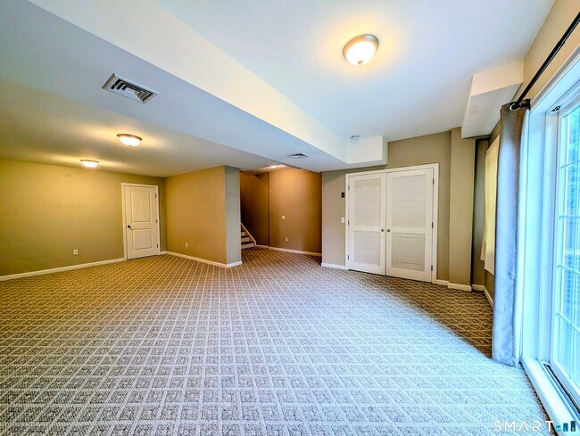 Building Photo - 15 Old Oak Dr