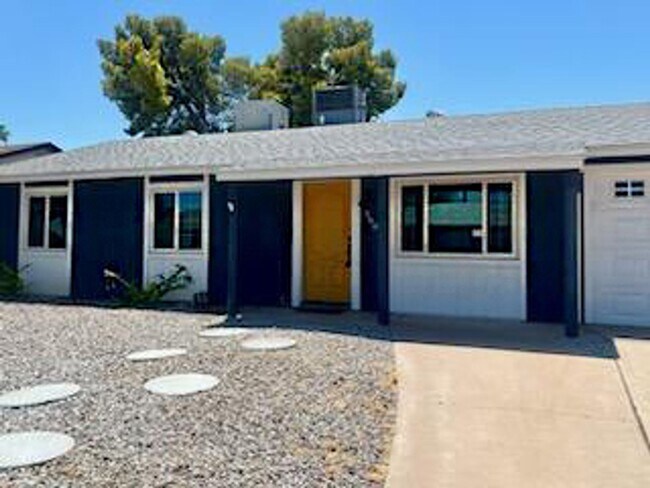 Building Photo - 3-bedroom by New Re-developed Paradise Val...