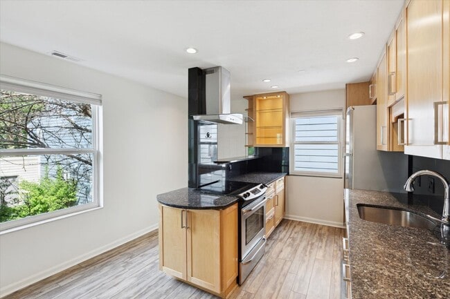 Building Photo - Updated & Bright 2BR Condo in Prime Boulde...