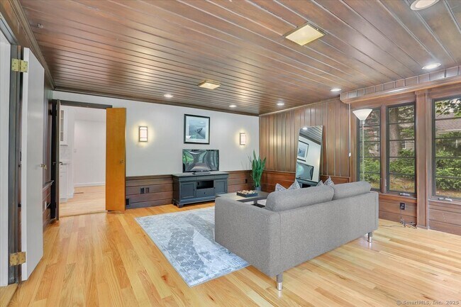 Building Photo - 11 W Ridge Dr
