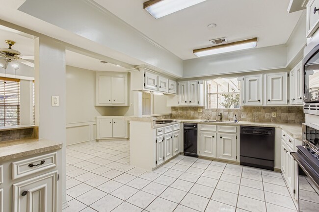 Building Photo - 8518 Rebawood Dr