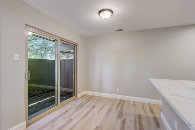 Building Photo - 5814 Sandhurst Ln