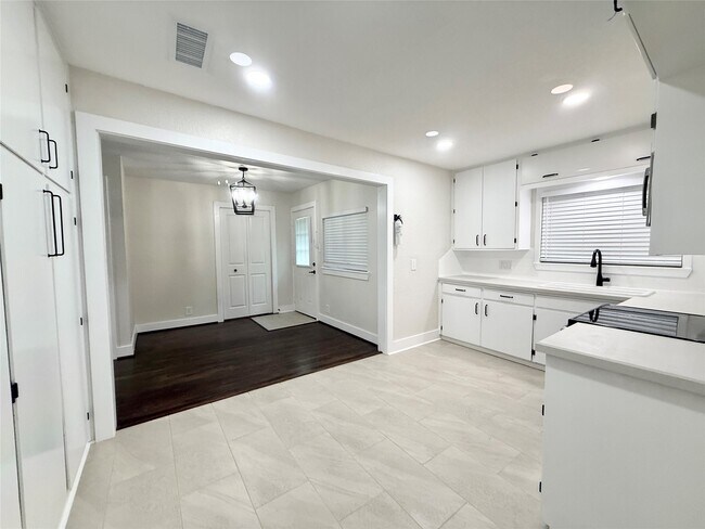 Building Photo - 318 Caladium St