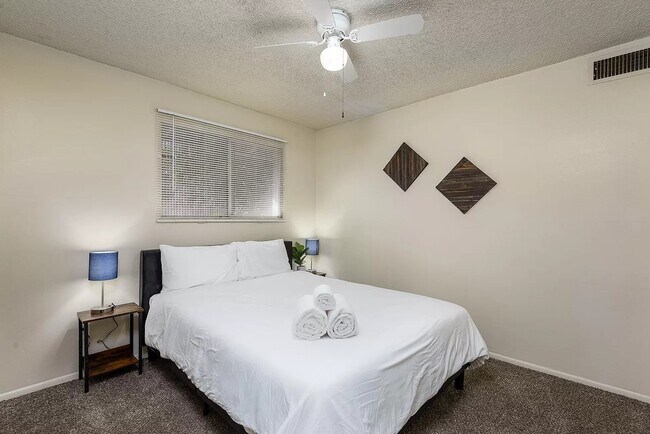 Building Photo - 635 E Manhatton Dr