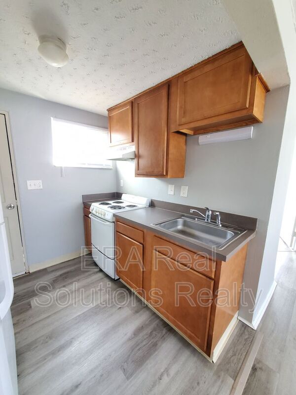 Building Photo - 1045 Leona Ave