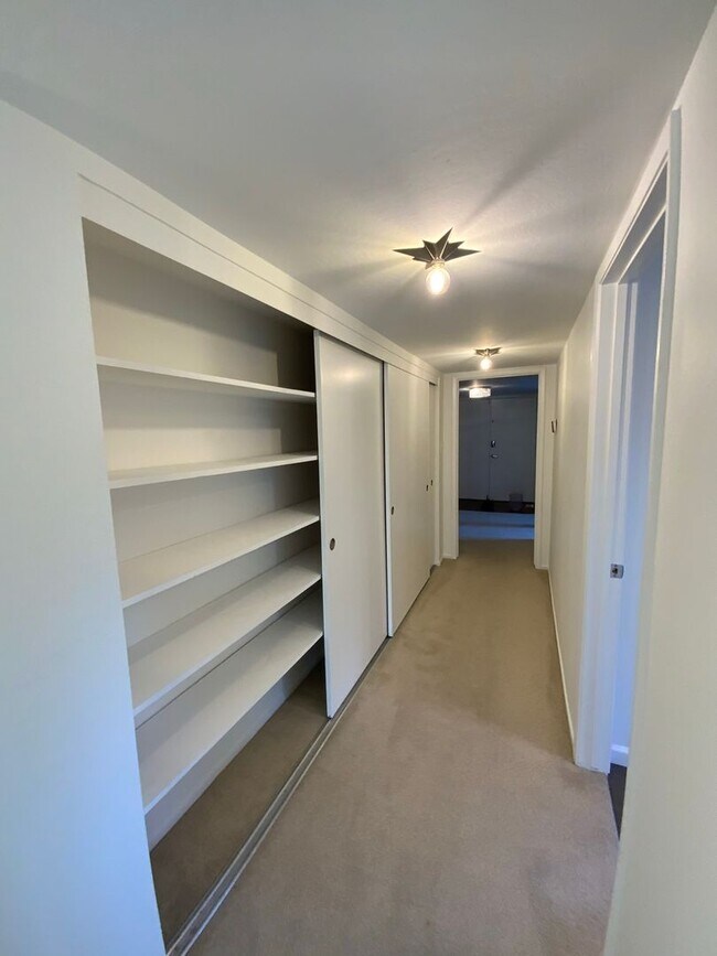 Building Photo - Elegant Remodeled 3BR Condominium in Sharon Heights