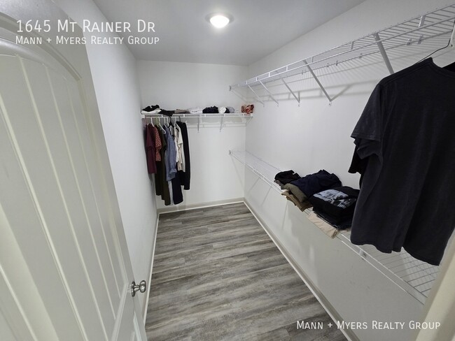 Building Photo - 1645 Mount Rainer Dr