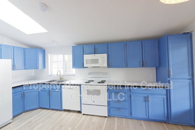 Building Photo - 15550 Rim Dr