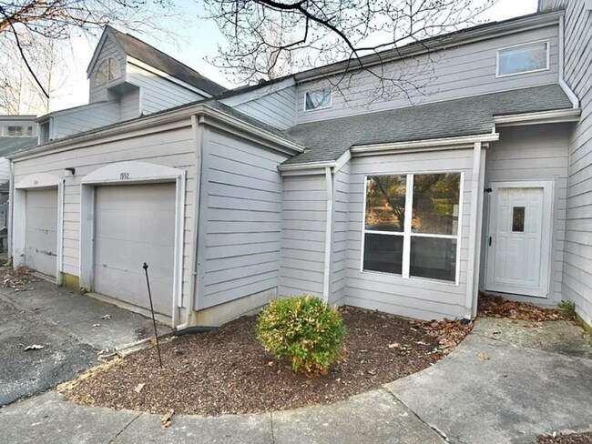 Building Photo - 1938 E Bay Pointe Dr