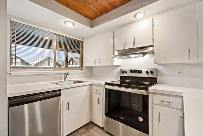 Building Photo - Now Leasing: Beautiful Rustic-Style Apartm...