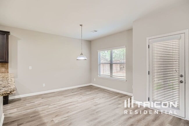 Building Photo - 6740 Oak Hill Pl