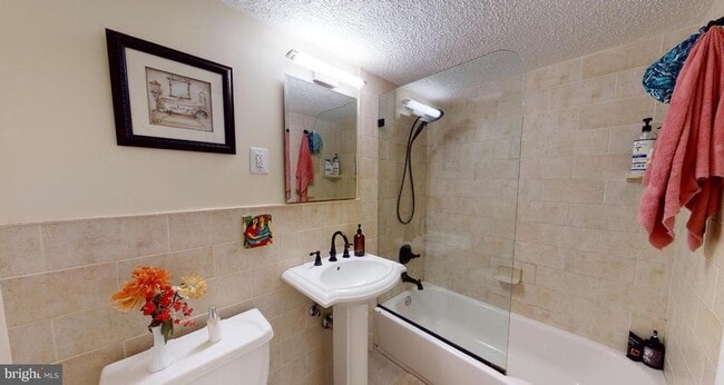 Building Photo - 31 Canterbury Square