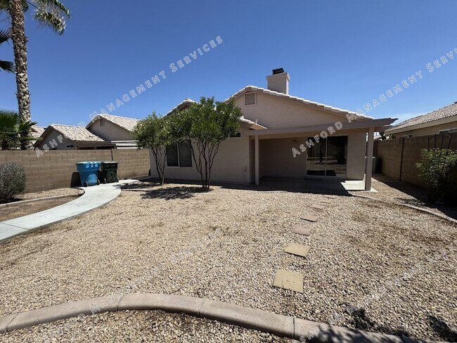 Building Photo - 3 BEDROOM WITH NO CARPET/LARGE YARD