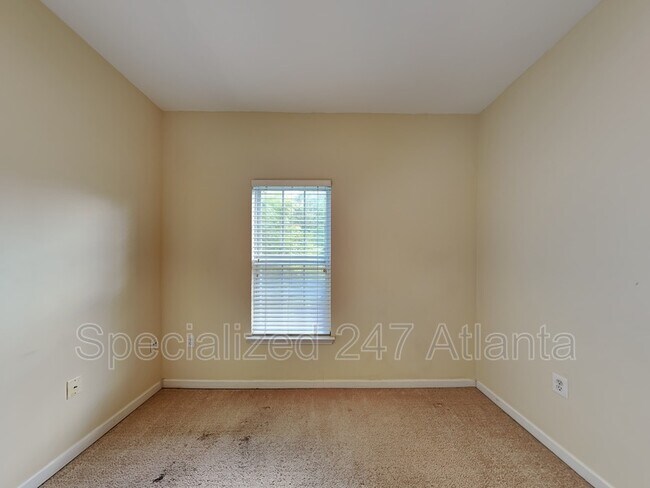 Building Photo - 3300 Dogwood Dr