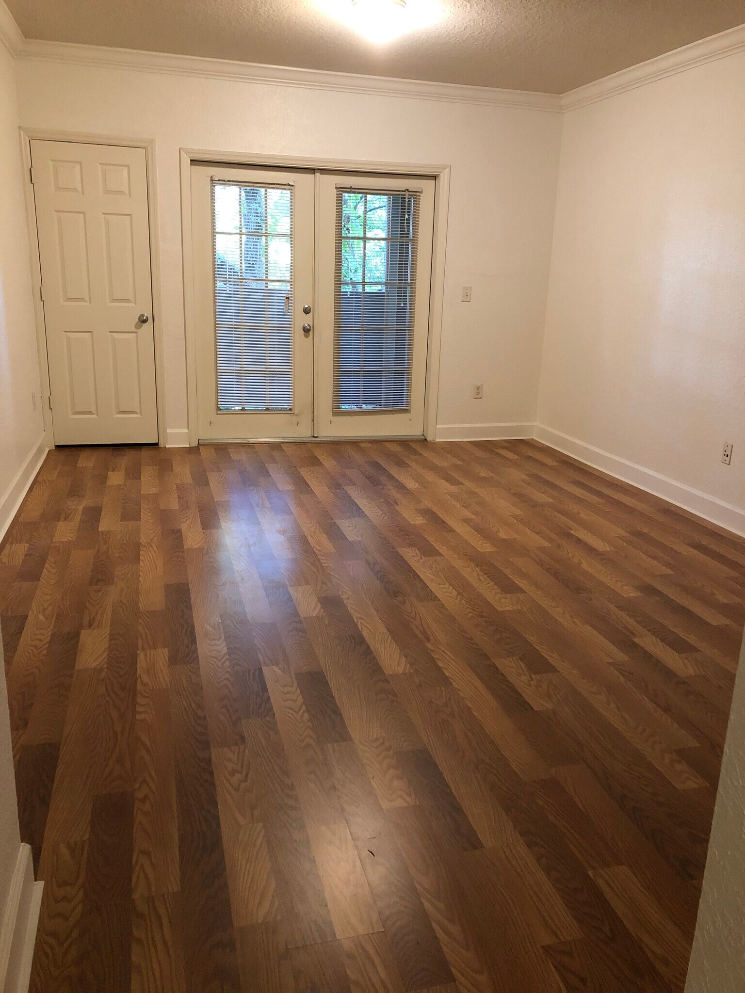 Living/dining area - 304 E South St