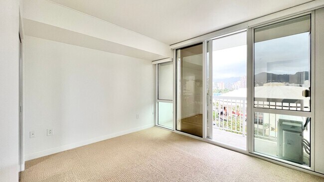 Building Photo - MOVE-IN READY 1 BED/1 BATH/1 PRKG IN 909! ...