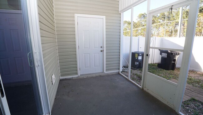 Building Photo - Two Bedroom Two and half Bathrooms Townhome!