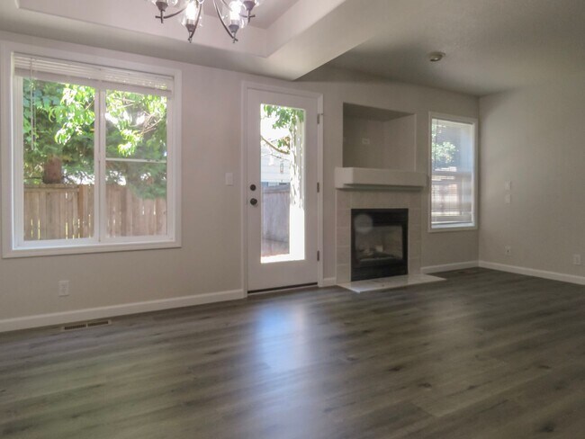 Building Photo - Updated Interior ! Spacious 2 Bedroom 2.5 Bath Town home close to Intel and Nike
