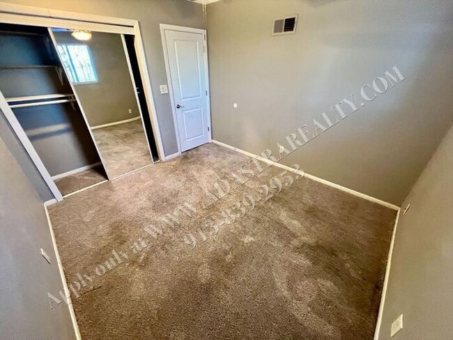 Building Photo - Beautiful Remodeled South KCMO Townhome-Available NOW!!