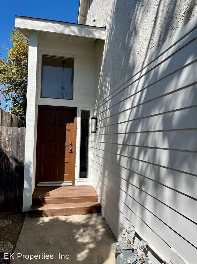 Building Photo - 2 br, 2.5 bath House - 140 Coop St