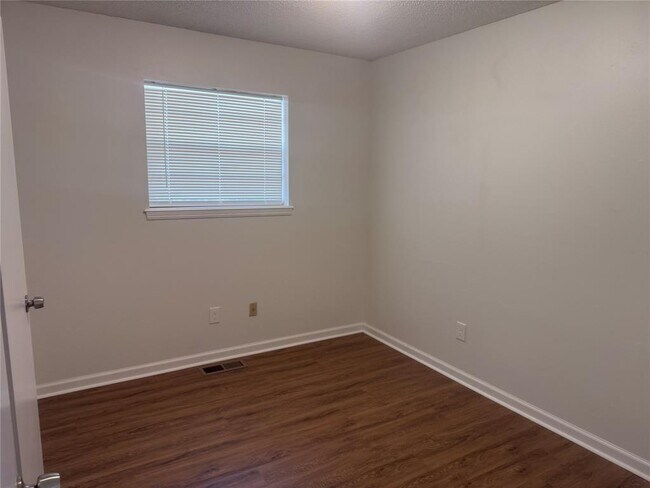 Building Photo - 425 Meadow Lake Dr