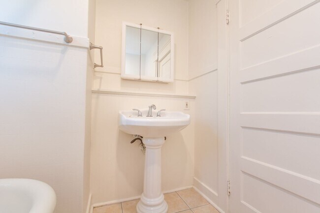 Building Photo - Charming 1-Bed/1-Bath Corner Unit One Block from the Heart of Barrio Logan!