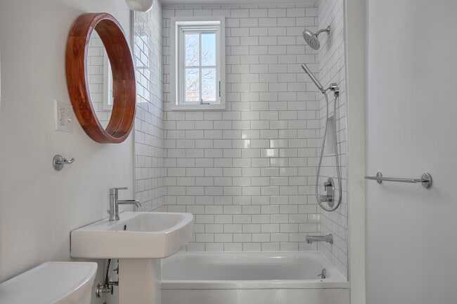 Building Photo - 16 Oak St