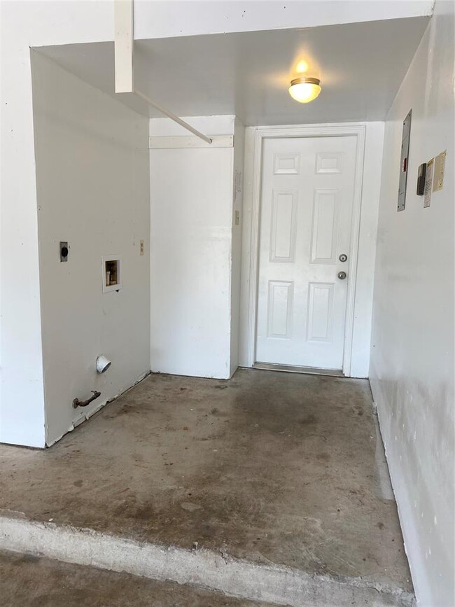 Building Photo - 4001 Alexandria Dr