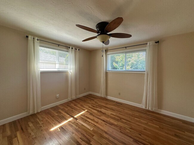 Building Photo - Three Bedroom Home in South Salem with Lar...